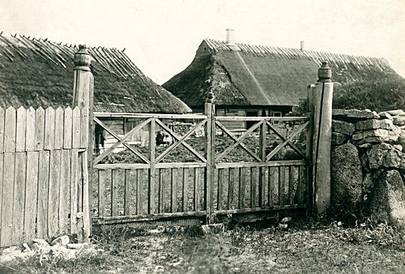 File:Kallaste küla talu värav Muhu 1913 [Eesti Rahva Muuseum 214-197_www.muis.ee].jpg